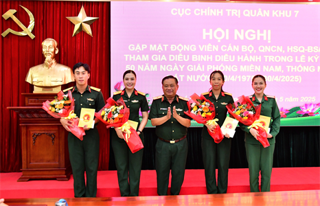 Cục Chính trị Quân khu gặp mặt cán bộ, chiến sĩ tham gia diễu binh, diễu hành kỷ niệm 50 năm Ngày giải phóng miền Nam, thống nhất đất nước