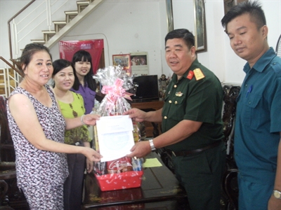 Quận 3 tặng quà các đối tượng chính sách