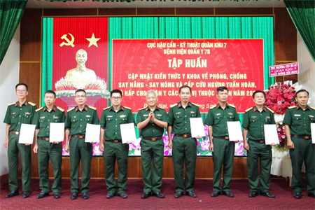 Bệnh viện Quân y 7B tập huấn cập nhật kiến thức y khoa về phòng chống say nắng - say nóng và cấp cứu ngừng tuần hoàn, hô hấp