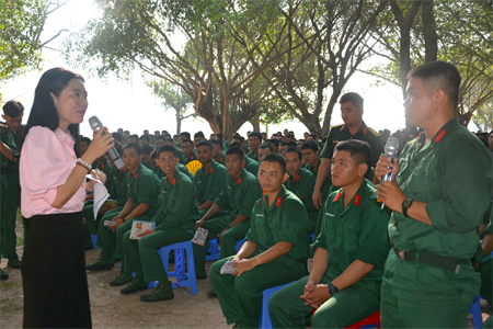 Bộ CHQS tỉnh Tây Ninh phối hợp tuyên truyền, phổ biến, giáo dục pháp luật cho chiến sĩ mới