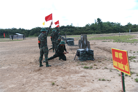 Bộ CHQS tỉnh Long An rút kinh nghiệm huấn luyện chiến sĩ mới