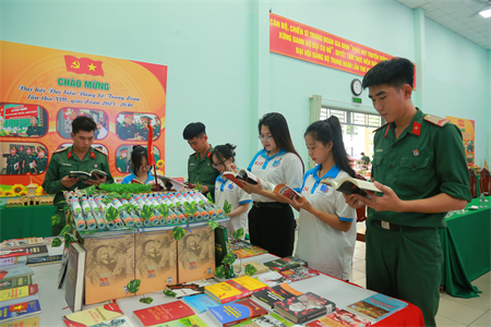 Sôi nổi Ngày sách và Văn hóa đọc Việt Nam tại Trung đoàn Gia Định