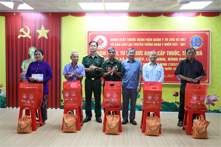 Bệnh viện Quân y 7B khám bệnh, tặng quà Nhân dân tỉnh Bình Phước