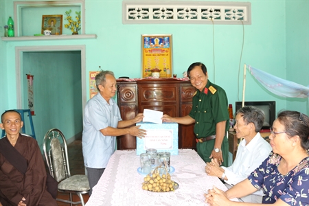 Bộ CHQS Tây Ninh quan tâm chăm lo cho các đối tượng chính sách là người có đạo