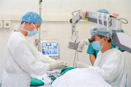 Bệnh viện Quân y 175 phối hợp khám, mổ mắt miễn phí tại tỉnh Bình Phước