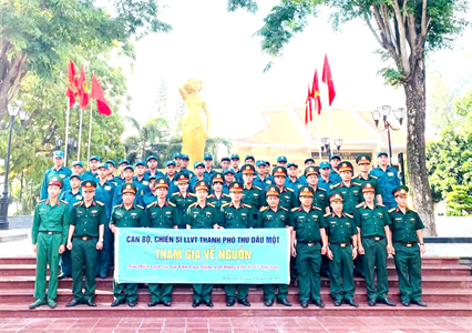 Ban CHQS thành phố Thủ Dầu Một, tỉnh Bình Dương về nguồn tại Đền thờ anh hùng liệt sĩ Võ Thị Sáu