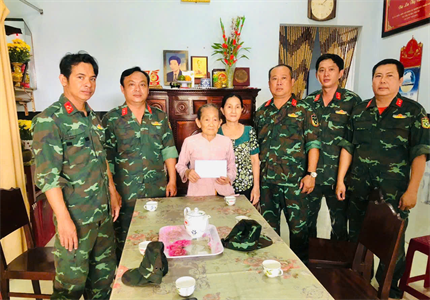 Lực lượng dự bị động viên huyện Long Đất thăm, tặng quà Mẹ Việt Nam anh hùng