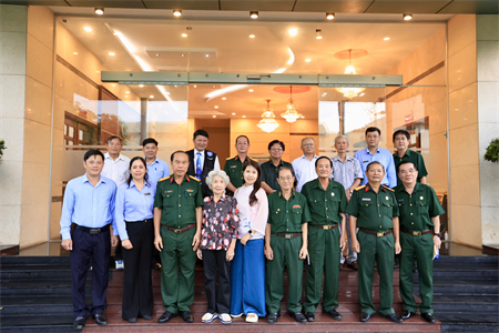 Ban Liên lạc truyền thống Báo Quân giải phóng miền Nam Việt Nam và Báo Quân khu 7 thăm, làm việc tại Công ty Dệt may 7