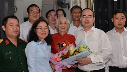 Lãnh đạo TPHCM thăm các gia đình liệt sĩ, thương bệnh binh nặng