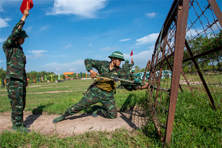 Chiến sĩ Trung đoàn 6 thực hành đánh thuốc nổ