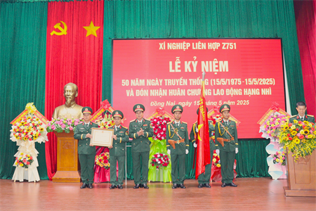 Xí nghiệp Liên hợp Z751 đón nhận Huân chương Lao động hạng Nhì