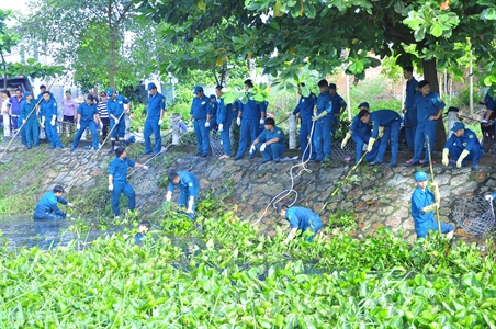 LLVT quận Gò Vấp lao động giúp dân khơi thông dòng chảy kênh rạch