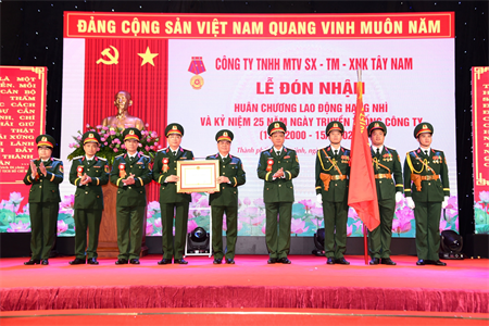 Công ty Tây Nam đón nhận Huân chương Lao động hạng Nhì và kỷ niệm 25 năm Ngày truyền thống