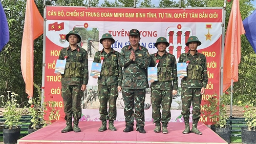 Trung đoàn Minh Đạm kiểm tra bắn đạn thật cho chiến sĩ mới năm 2025