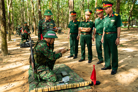 Kiểm tra 3 tiếng nổ chiến sĩ mới Trung đoàn Đồng Nai