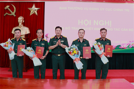 Thường vụ Đảng ủy Cục Chính trị Quân khu 7 công bố, trao quyết định công tác cán bộ