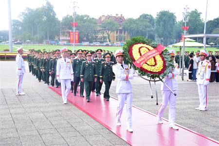 Đoàn đại biểu Quân khu 7 viếng Chủ tịch Hồ Chí Minh và tham quan Bảo tàng Lịch sử quân sự Việt Nam