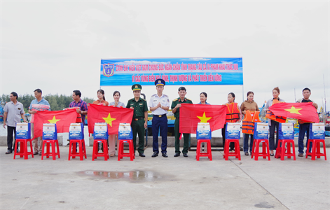 Cảnh sát biển đồng hành với ngư dân huyện Xuyên Mộc, tỉnh Bà Rịa - Vũng Tàu