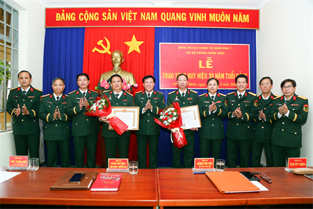Chi bộ Phòng Chính sách trao Huy hiệu 30 năm tuổi Đảng