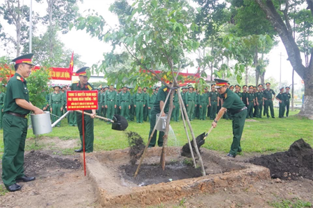Trung đoàn 5, Sư đoàn 5 phát động trồng cây nhân kỷ niệm 135 năm ngày sinh Chủ tịch Hồ Chí Minh