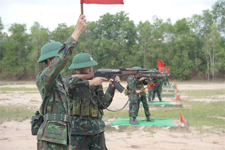 Chiến sĩ mới Trung đoàn Gia Định bước vào ngày đầu kiểm tra “3 tiếng nổ”