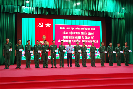 Lãnh đạo Thành phố Hồ Chí Minh thăm, động viên các chiến sĩ mới