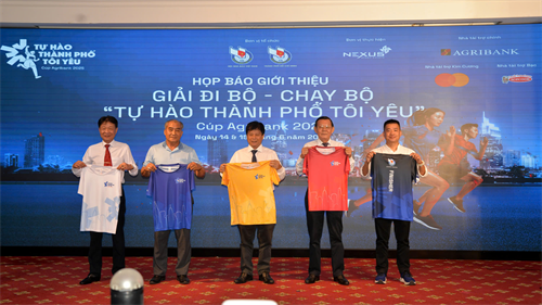 Giải đi bộ, chạy bộ thu hút nhiều nhà báo tham gia