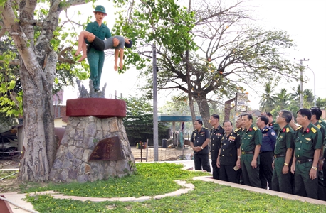 Tượng đài Anh hùng liệt sỹ quân tình nguyện