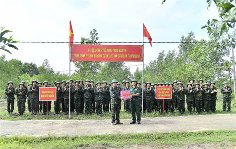 Chiến sĩ mới Tiểu đoàn 2 tự tin kiểm tra thực hành ném lựu đạn