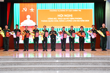 Thường vụ Đảng ủy Cục Chính trị công bố, trao quyết định phong, thăng quân hàm, nâng lương cán bộ năm 2025