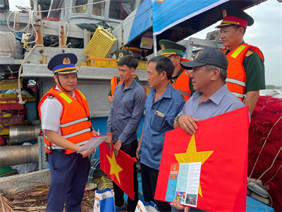 Bộ Tư lệnh Vùng Cảnh sát biển 3 đồng hành cùng ngư dân huyện Long Đất, tỉnh Bà Rịa - Vũng Tàu