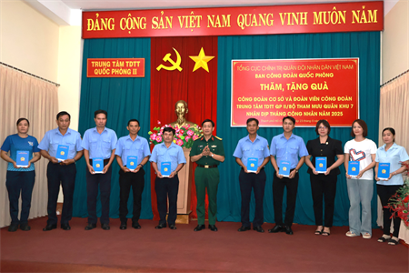 Ban Công đoàn Quốc phòng thăm, tặng quà đoàn viên công đoàn Trung tâm TDTT QP 2