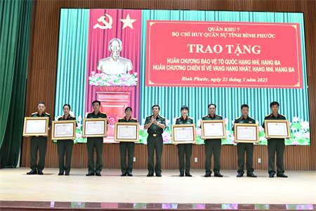 Bộ CHQS tỉnh Bình Phước: Trao tặng huân chương Bảo vệ Tổ quốc và huy chương Chiến sĩ Vẻ vang