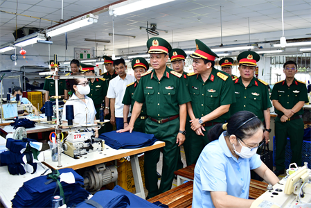 Trung tướng Nguyễn Trường Thắng thăm và làm việc tại Xí nghiệp May, Cục Hậu cần - Kỹ thuật Quân khu