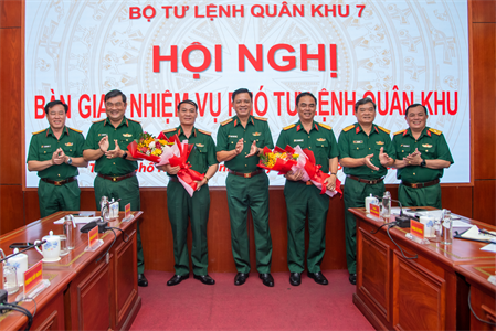 Bàn giao nhiệm vụ Phó Tư lệnh Quân khu 7