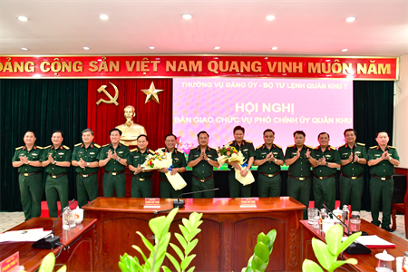 Bàn giao nhiệm vụ Phó Chính ủy Quân khu 7