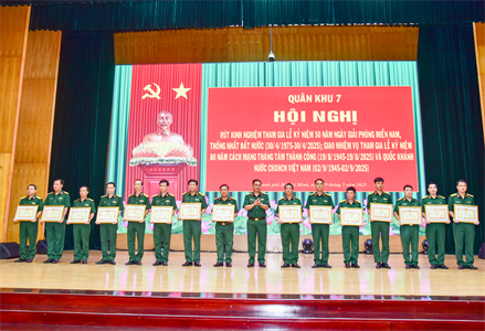 Quân khu 7 hoàn thành xuất sắc nhiệm vụ Lễ kỷ niệm 50 năm Ngày giải phóng miền Nam, thống nhất đất nước
