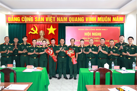 Bàn giao chức vụ Bí thư Chi bộ, Chính trị viên Đoàn Văn công Quân khu 7