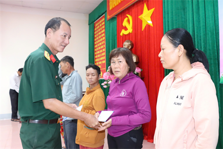 Ban CHQS thành phố Vũng Tàu phối hợp trao quà tặng hộ nghèo