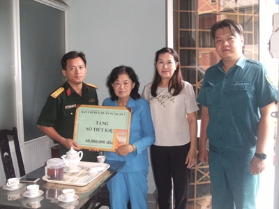Quận 3, thành phố Hồ Chí Minh: Tặng sổ tiết kiệm cho gia đình bộ đội xuất ngũ