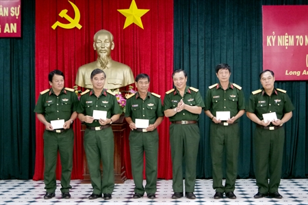 LLVT Long An: Họp mặt, tặng quà thương binh, thân nhân liệt sỹ