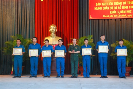 46 cán bộ quân sự cơ sở được công nhận trình độ cao đẳng