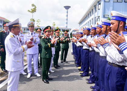 Chiến sĩ mới Trung tâm Huấn luyện, Vùng 2 Hải quân tuyên thệ dưới Quân kỳ Quyết thắng
