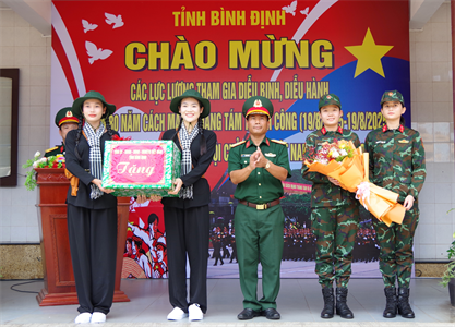 Tỉnh Bình Định tặng quà, động viên lực lượng diễu binh, diễu hành Quân khu 7