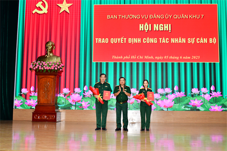 Thường vụ Đảng ủy Quân khu 7 trao quyết định công tác nhân sự cán bộ