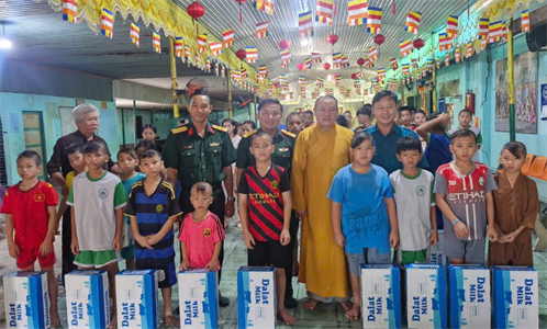 Ban CHQS thành phố Phú Mỹ trao quà cho trẻ em đang được nuôi dưỡng tại Trung tâm nhân đạo Bồng Lai