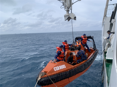 Tàu Cảnh sát biển kịp thời đưa ngư dân về đảo Trường Sa Lớn điều trị