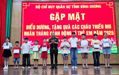 Bộ CHQS tỉnh Bình Dương gặp mặt, tặng quà các cháu thiếu nhi