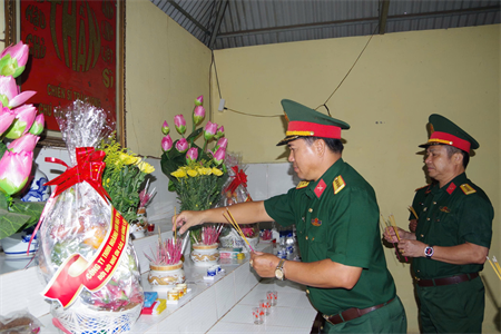 Sư đoàn 7 viếng Đài Chiến thắng Tàu Ô - Xóm Ruộng nhân kỷ niệm 59 năm ngày thành lập sư đoàn