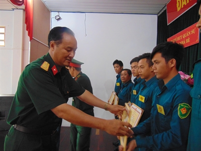 Bộ Tư lệnh Thành phố Hồ Chí Minh khen thưởng dân quân huyện Nhà Bè giúp dân sơ tán khỏi vùng sạt, lở